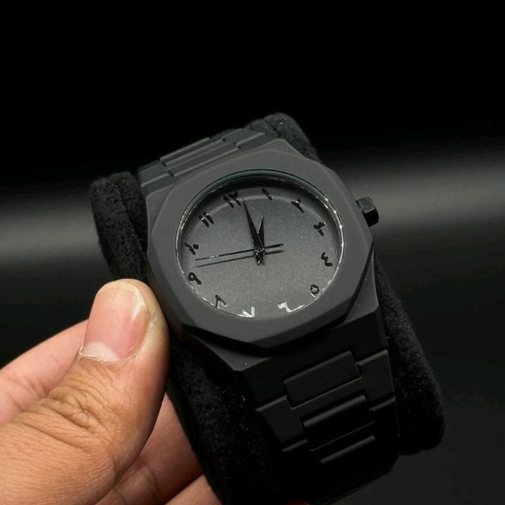 The Heritage Timepiece: Sleek Black Finish, Arabic Numerals, and Superior Durability  fiber chain